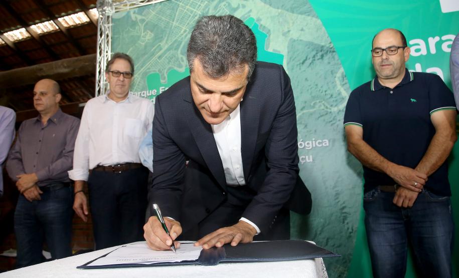 O governador Beto Richa assinou nesta segunda-feira, 5 de Junho, Dia Mundial do Ambiente, dois decretos que ampliam em 4,65 mil hectares a área de proteção ambiental da Mata Atlântica em Paranaguá, no Litoral do Estado. Um decreto criou o Parque Estadual do Palmito e o outro aumentou a área da Estação Ecológica Guaraguaçu. As unidades são integradas, formam um corredor ambiental e são, ambas gerenciadas pelo Instituto Ambiental do Paraná (IAP). Paranaguá, 05/06/2017.Foto: Jaelson Lucas/ANPr