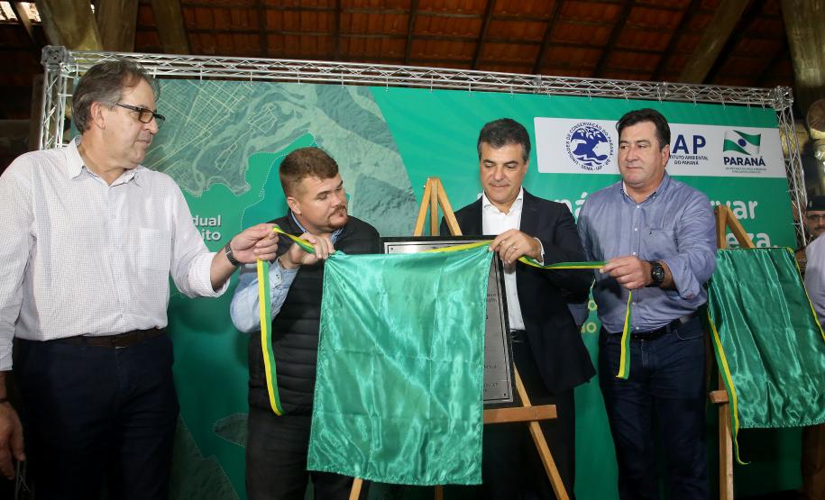 O governador Beto Richa assinou nesta segunda-feira, 5 de Junho, Dia Mundial do Ambiente, dois decretos que ampliam em 4,65 mil hectares a área de proteção ambiental da Mata Atlântica em Paranaguá, no Litoral do Estado. Um decreto criou o Parque Estadual do Palmito e o outro aumentou a área da Estação Ecológica Guaraguaçu. As unidades são integradas, formam um corredor ambiental e são, ambas gerenciadas pelo Instituto Ambiental do Paraná (IAP). Paranaguá, 05/06/2017.Foto: Jaelson Lucas/ANPr