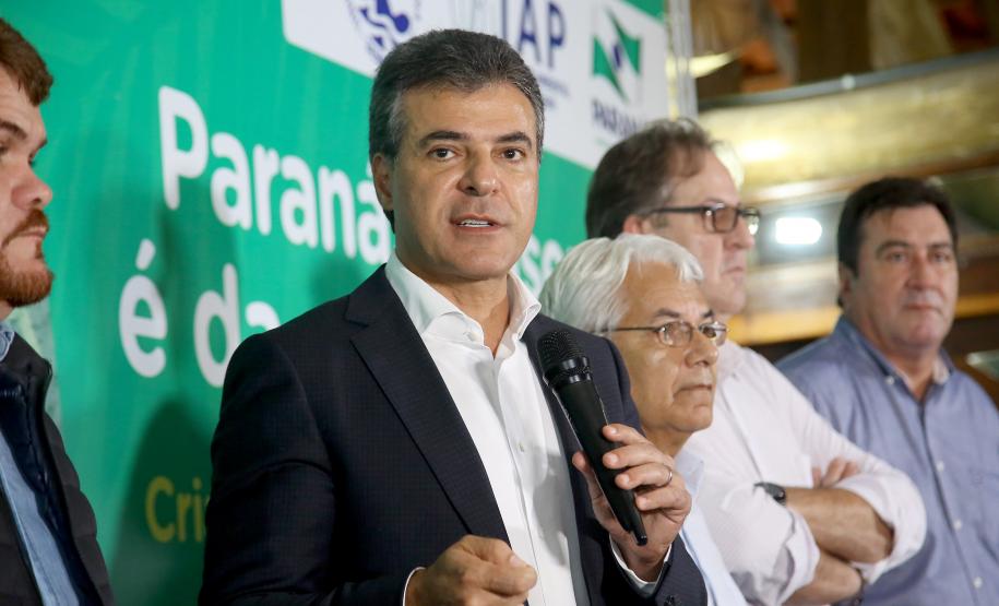 O governador Beto Richa assinou nesta segunda-feira, 5 de Junho, Dia Mundial do Ambiente, dois decretos que ampliam em 4,65 mil hectares a área de proteção ambiental da Mata Atlântica em Paranaguá, no Litoral do Estado. Um decreto criou o Parque Estadual do Palmito e o outro aumentou a área da Estação Ecológica Guaraguaçu. As unidades são integradas, formam um corredor ambiental e são, ambas gerenciadas pelo Instituto Ambiental do Paraná (IAP). Paranaguá, 05/06/2017.Foto: Jaelson Lucas/ANPr