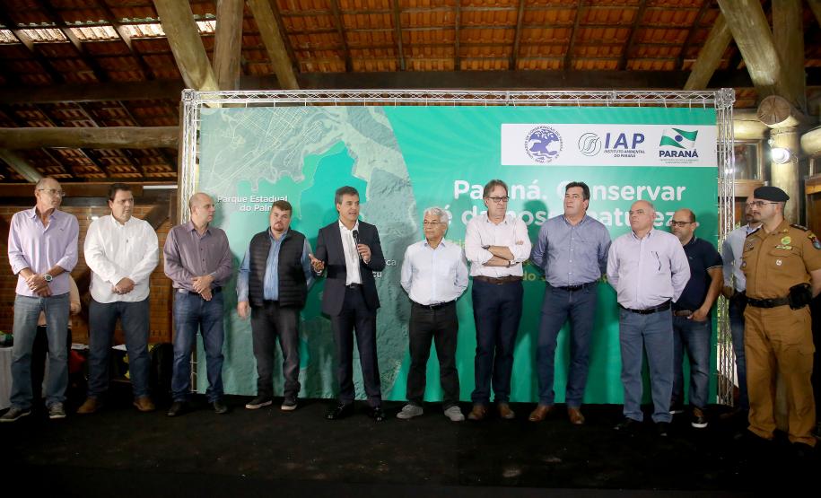 O governador Beto Richa assinou nesta segunda-feira, 5 de Junho, Dia Mundial do Ambiente, dois decretos que ampliam em 4,65 mil hectares a área de proteção ambiental da Mata Atlântica em Paranaguá, no Litoral do Estado. Um decreto criou o Parque Estadual do Palmito e o outro aumentou a área da Estação Ecológica Guaraguaçu. As unidades são integradas, formam um corredor ambiental e são, ambas gerenciadas pelo Instituto Ambiental do Paraná (IAP). Paranaguá, 05/06/2017.Foto: Jaelson Lucas/ANPr