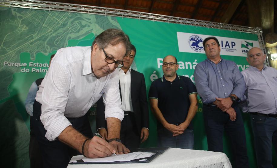 O governador Beto Richa assinou nesta segunda-feira, 5 de Junho, Dia Mundial do Ambiente, dois decretos que ampliam em 4,65 mil hectares a área de proteção ambiental da Mata Atlântica em Paranaguá, no Litoral do Estado. Um decreto criou o Parque Estadual do Palmito e o outro aumentou a área da Estação Ecológica Guaraguaçu. As unidades são integradas, formam um corredor ambiental e são, ambas gerenciadas pelo Instituto Ambiental do Paraná (IAP). Paranaguá, 05/06/2017.Foto: Jaelson Lucas/ANPr