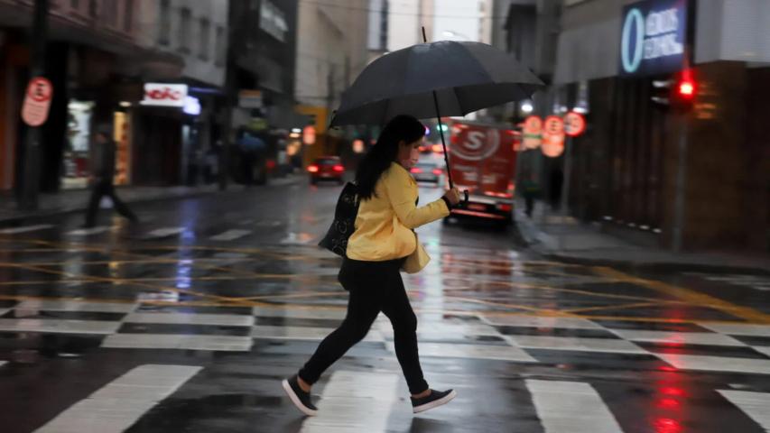 Temperaturas sobem no Interior e chuva fica mais intensa no Paraná no feriado