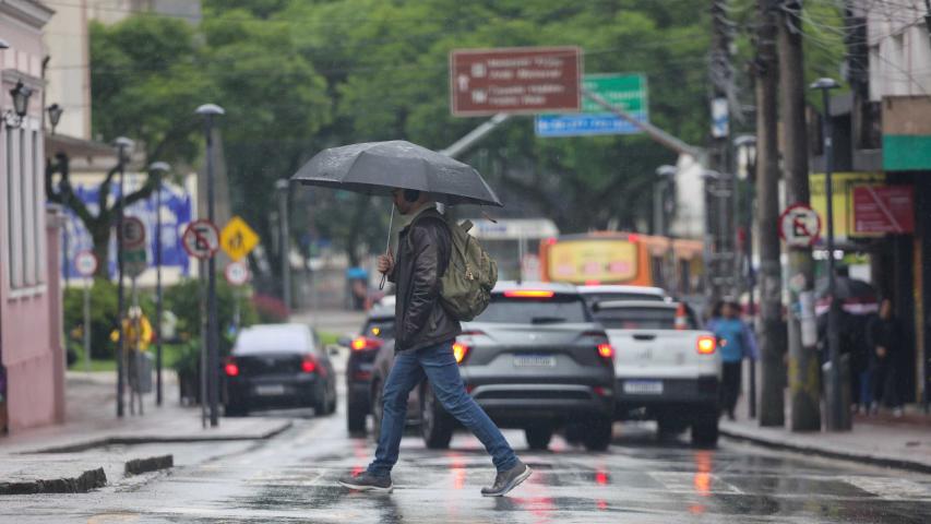 Massa de ar polar perde força e chuvas voltam ao Paraná quarta-feira, prevê o Simepar